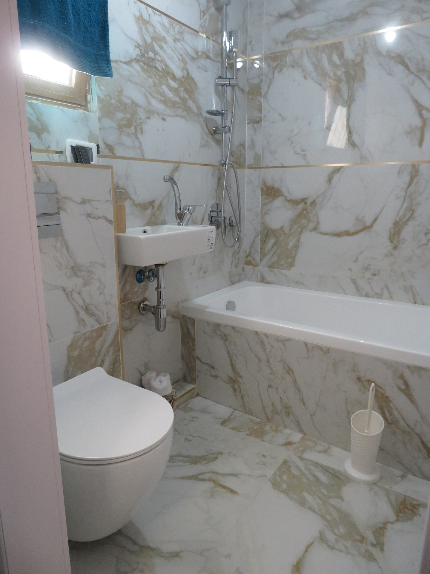 חדר רחצה משויש עם אמבטיה ומקלחת