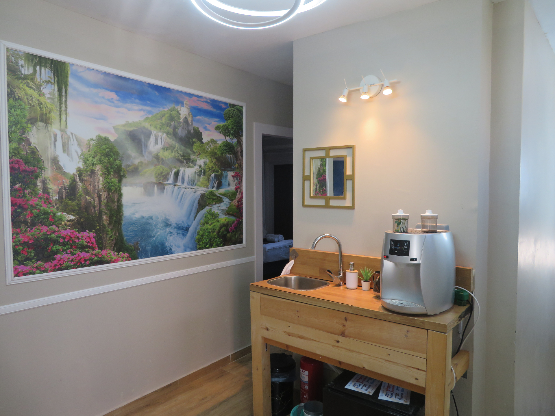 פינת קפה ומטבחון בקומה העליונה