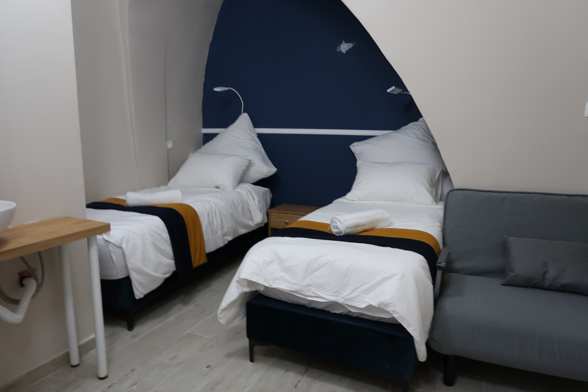 חדר שינה במבואה עם פינת ישיבה