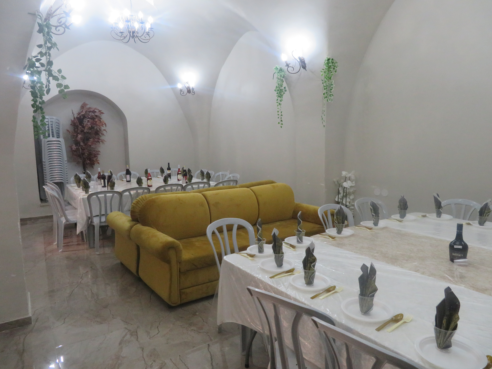 סלון אירוח גדול עם תקרות מקומרות, ערוך לאירועים משפחתיים