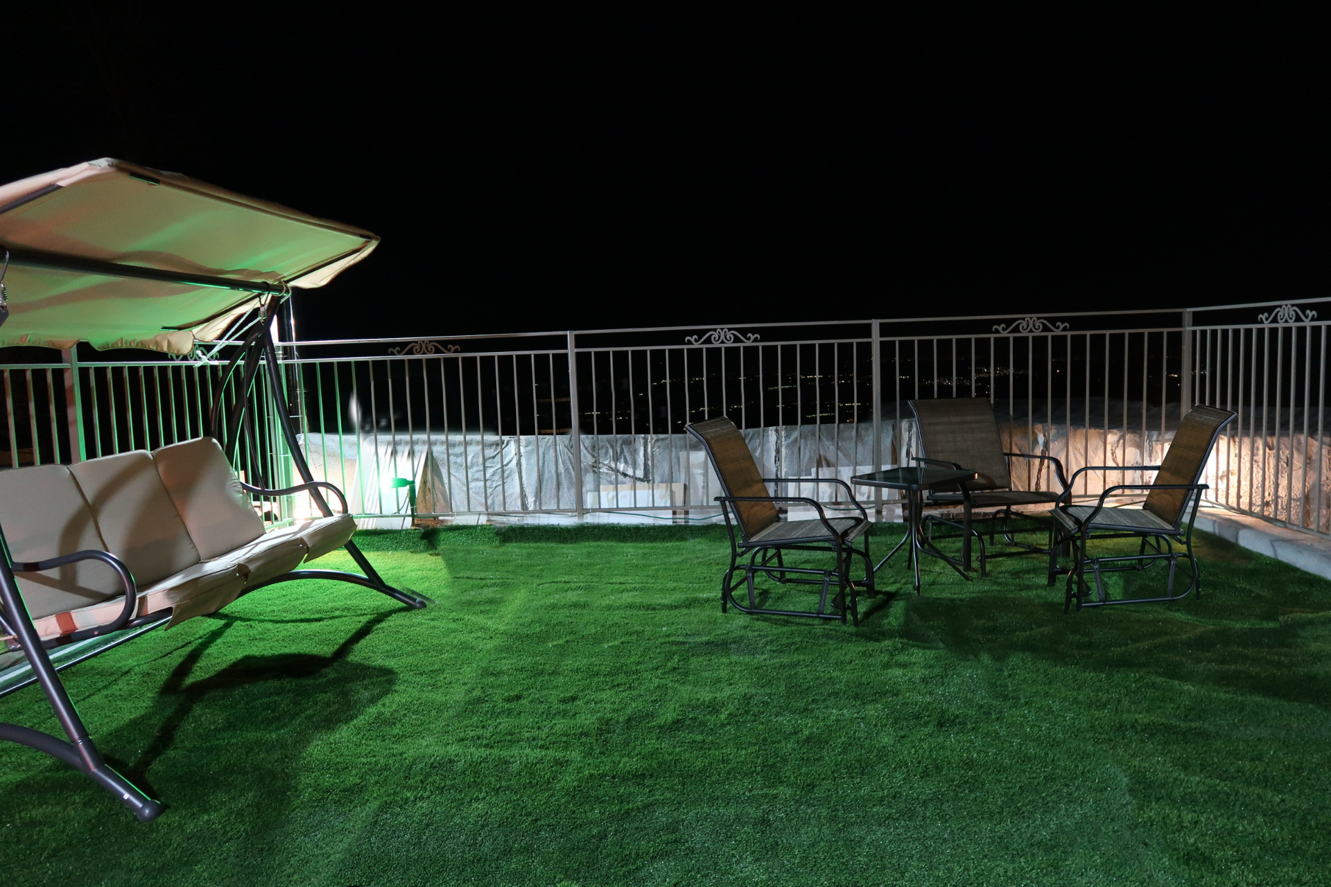 גג פנורמי בלילה עם נוף אורות הגליל