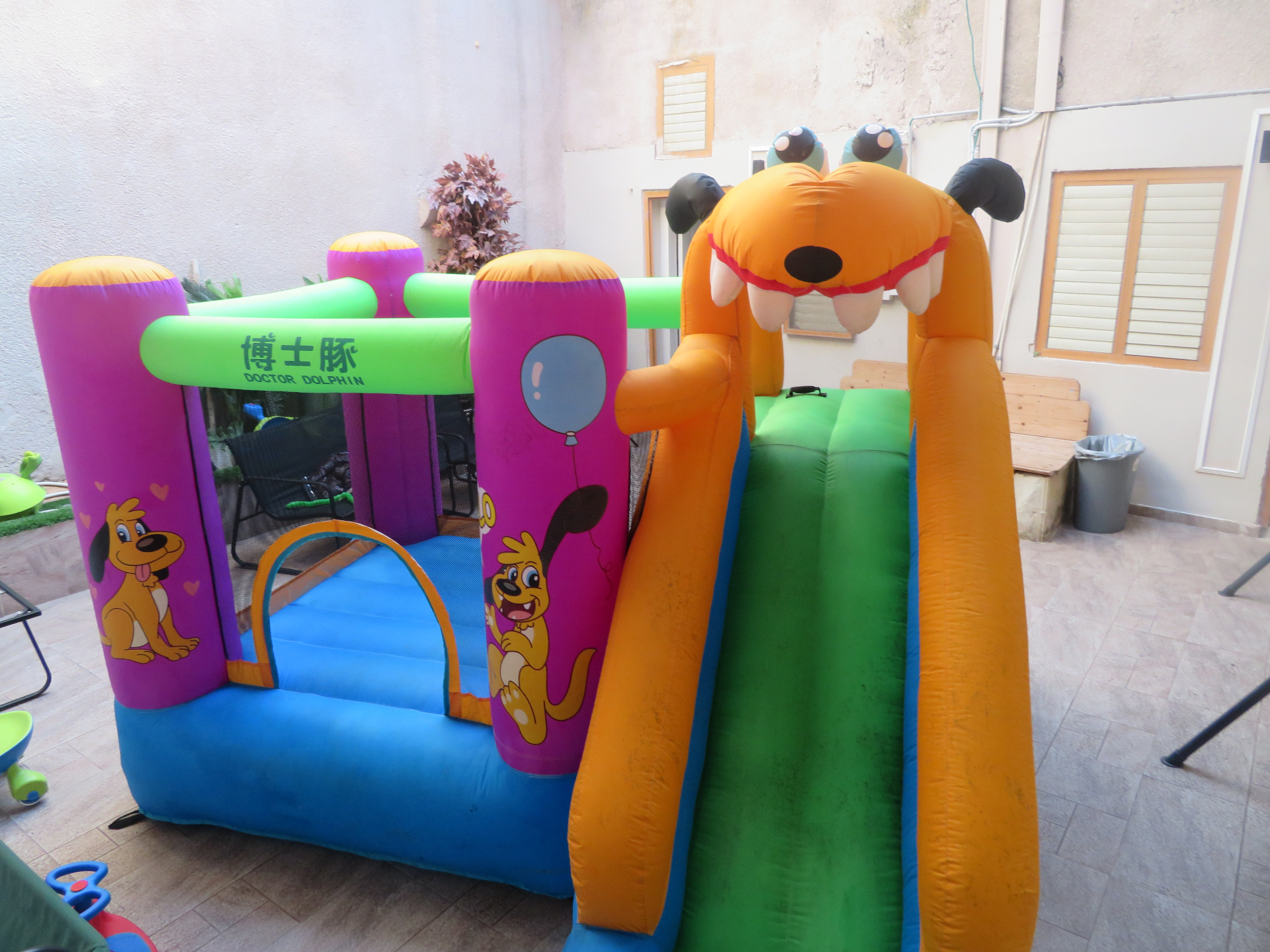 פינת משחק לילדים בחצר המקורה